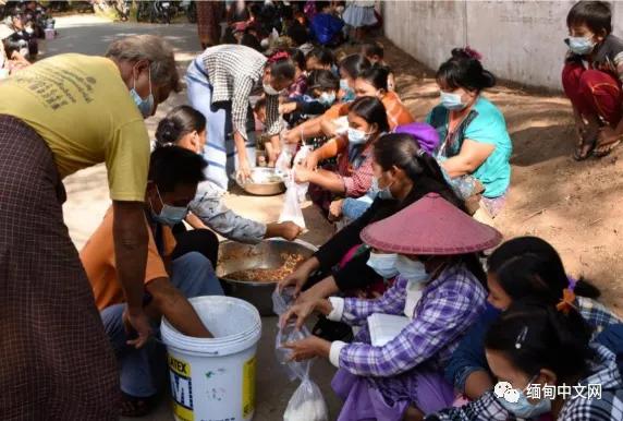 太慘了！ 緬甸上百人排隊乞討！ 沒辦法只能吃別人的剩飯剩菜