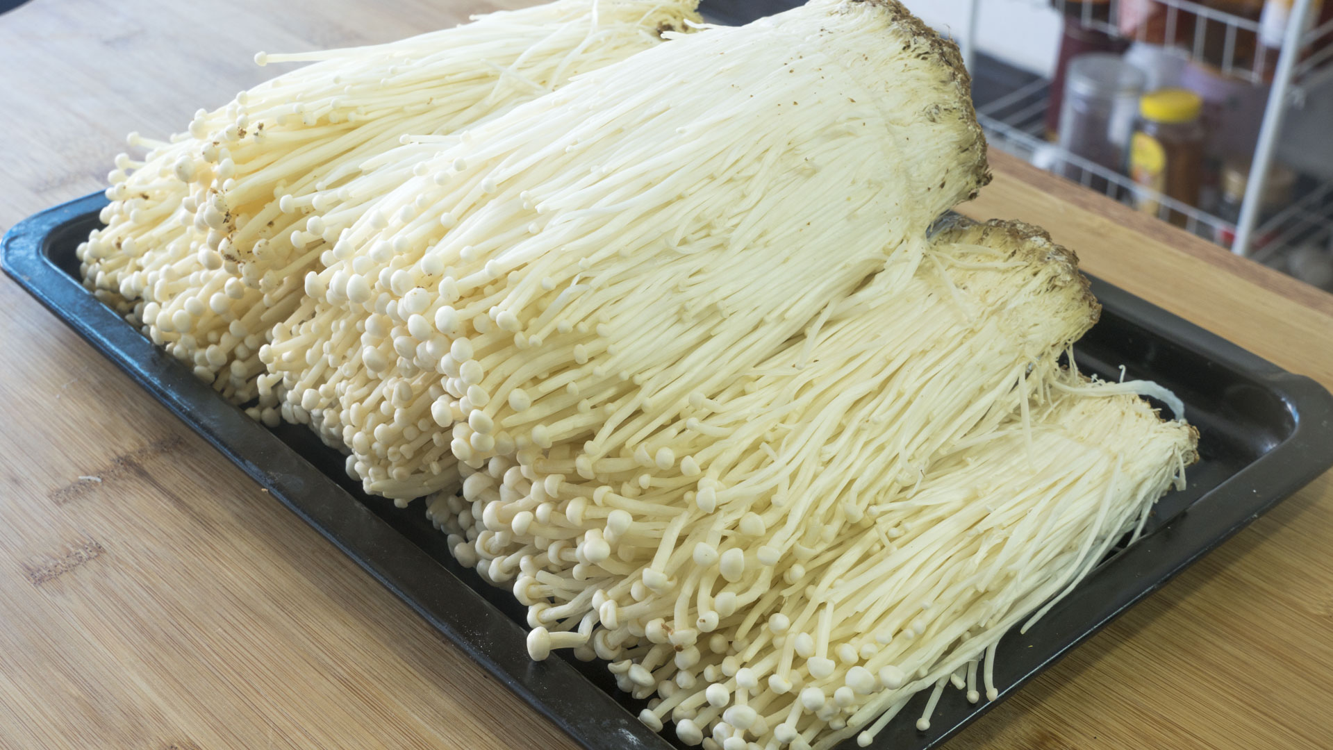 金针菇保存不要直接放冰箱，这样保存，放一个月照样好吃，真实用