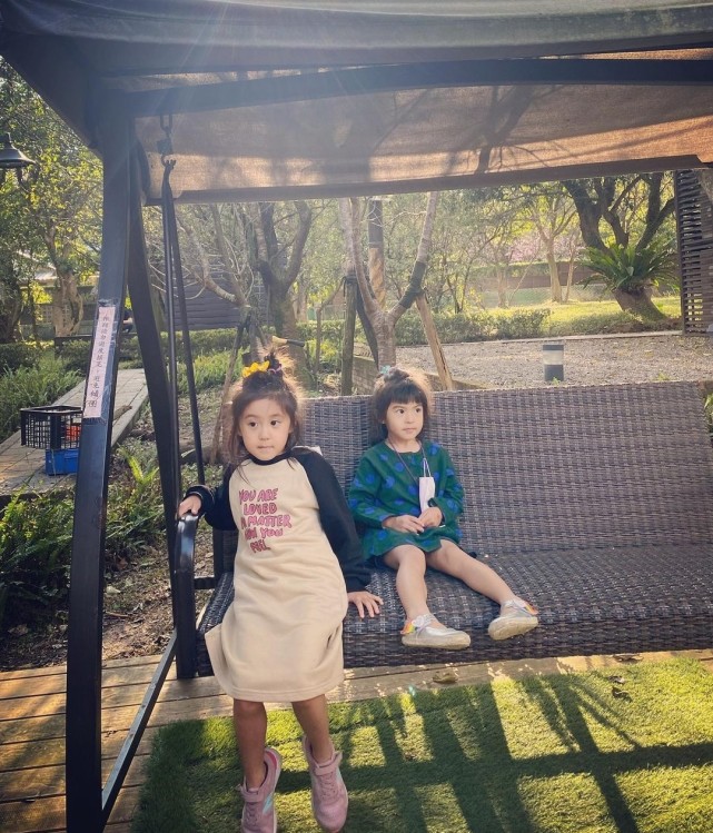 賈靜雯帶娃外出過週末，波妞熊抱羊駝超大膽，門牙脫落笑容很喜感