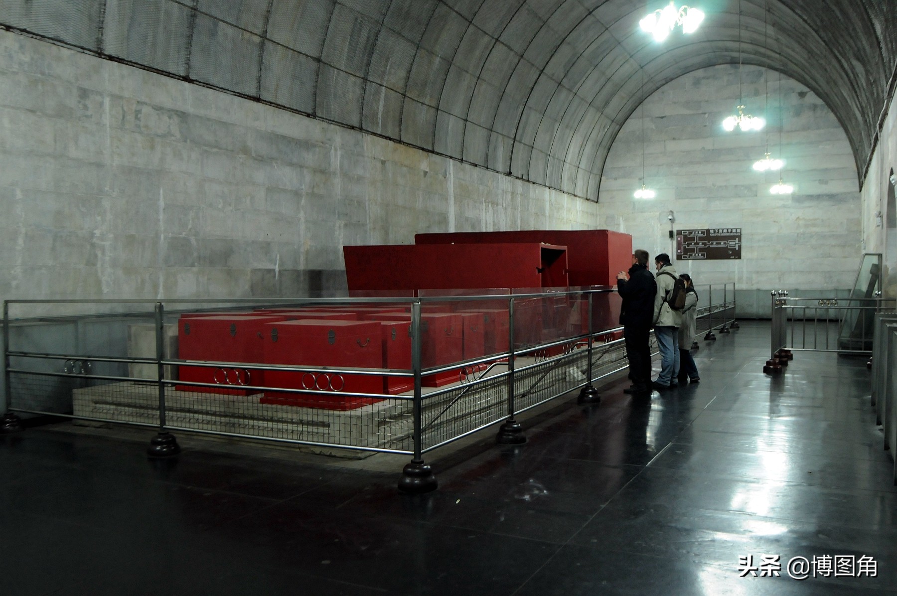 定陵地宫,游客参观万历宝座在长陵周围,另有十二陵,皆是朱棣的龙子龙