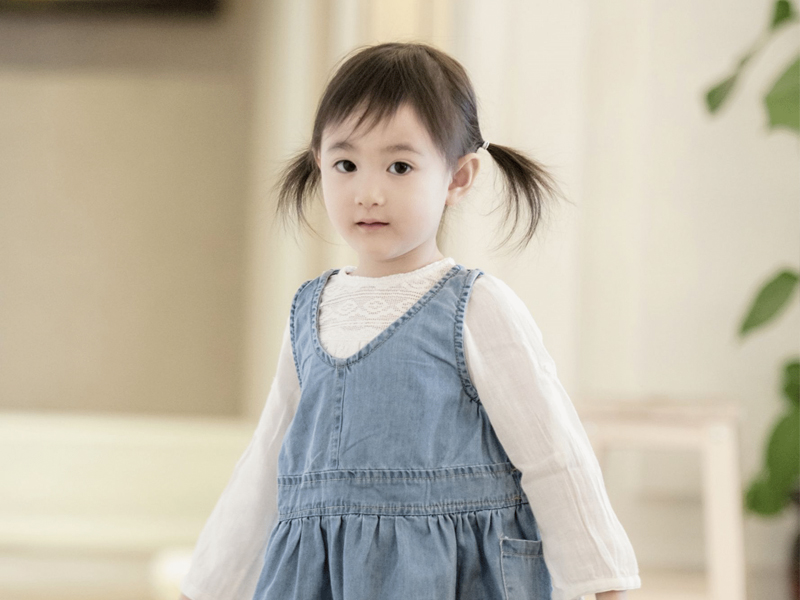 李小鹏女儿是放开了长？长发披肩气质出众，可样貌却有点意料之外