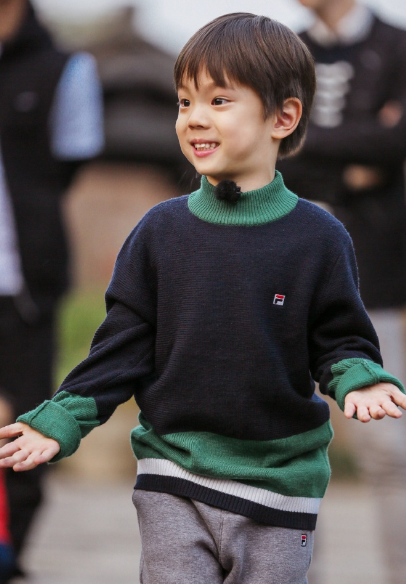 霍思燕杜江兒子演音樂劇，嗯哼一身王子裝扮站C位，被讚太像李現