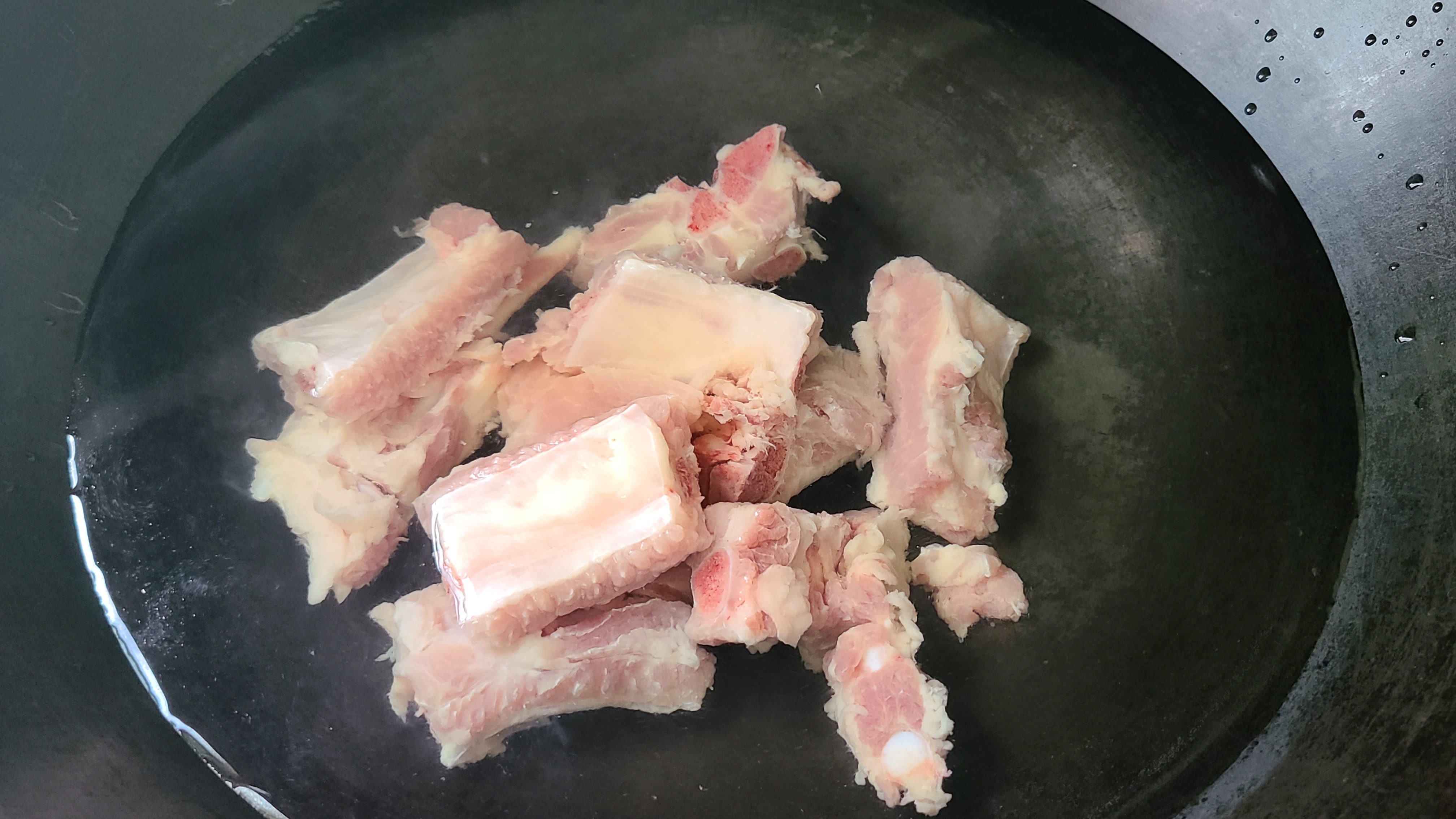 酸梅排骨，广东人做出来就是好吃，味道特别又开胃，太下饭