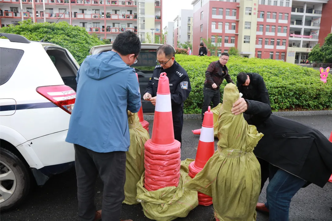 学党史担使命 圆梦“微心愿”交警在行动