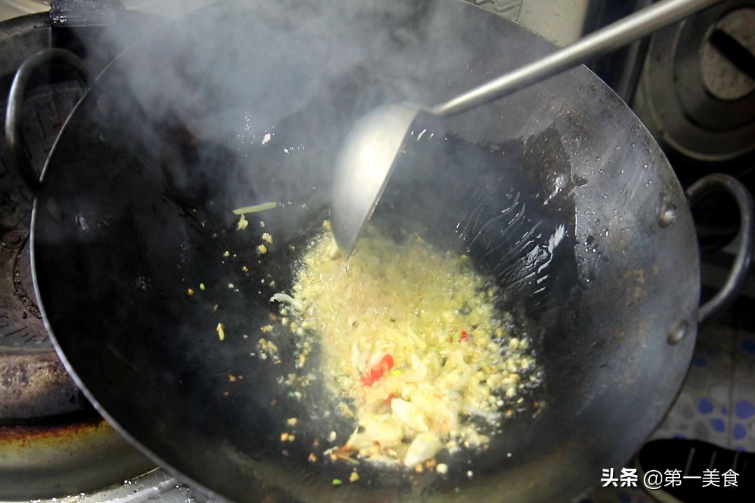 价格和黄瓜差不多，含铁量是黄瓜12倍！清炒佛手瓜，夏天吃正合适