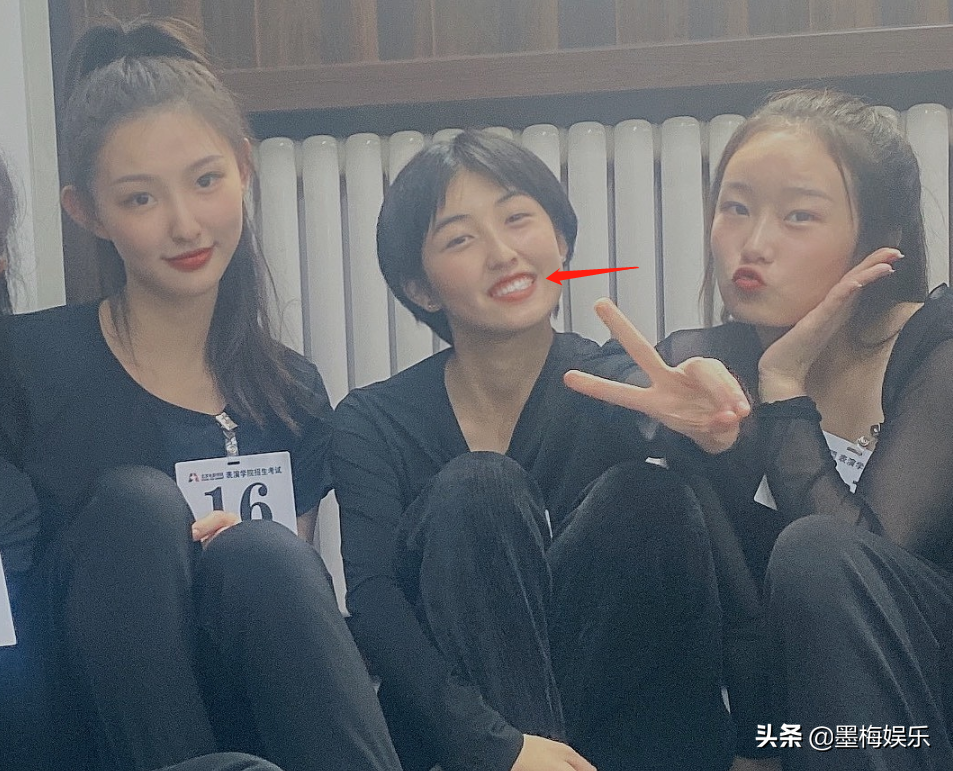 张子枫大学即将分班，网传与同学的大合照，妹妹的颜值绝了