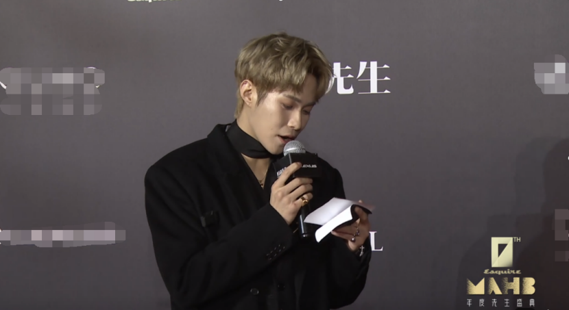 明星卖力博眼球，万茜赖红毯黄圣依抢坐首排，