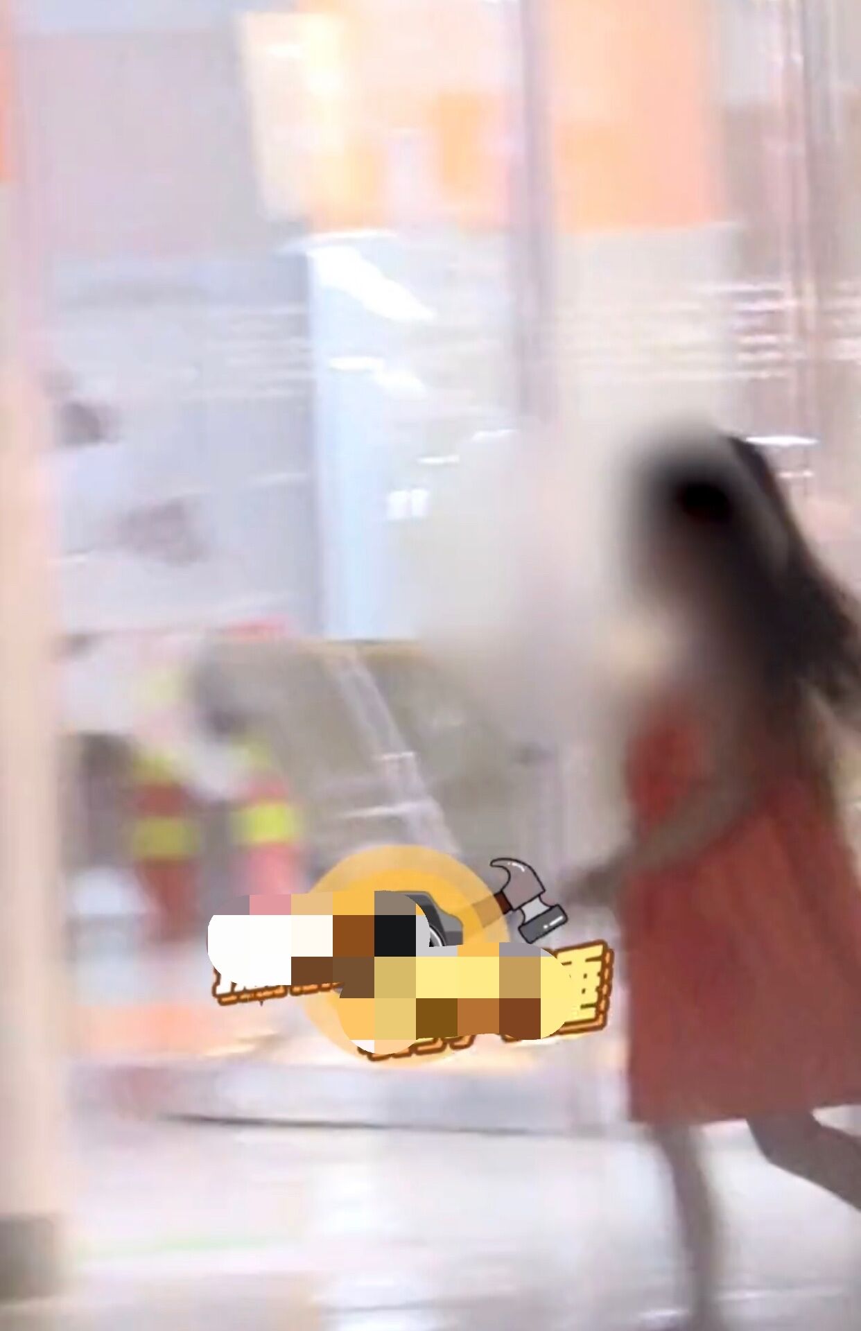 霍思燕二胎小女儿曝光？穿红裙走路摇头晃脑，与嗯哼坐同一辆车