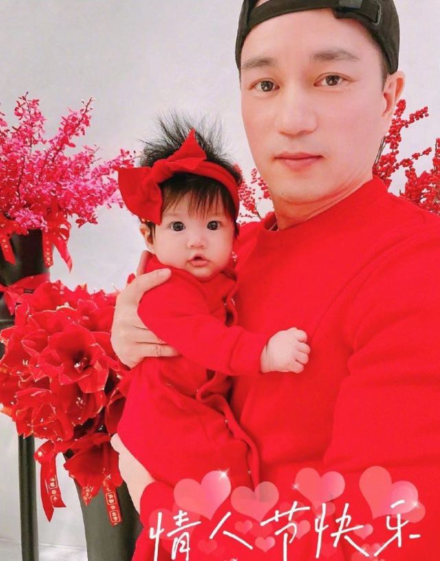 澳门偶遇安以轩一家，夫妻恩爱低调没架子，女儿五官精致超漂亮