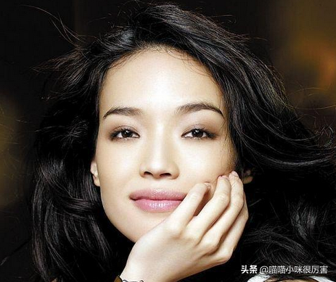 单眼皮歪嘴还有龅牙，五官不端正却依旧绝美的