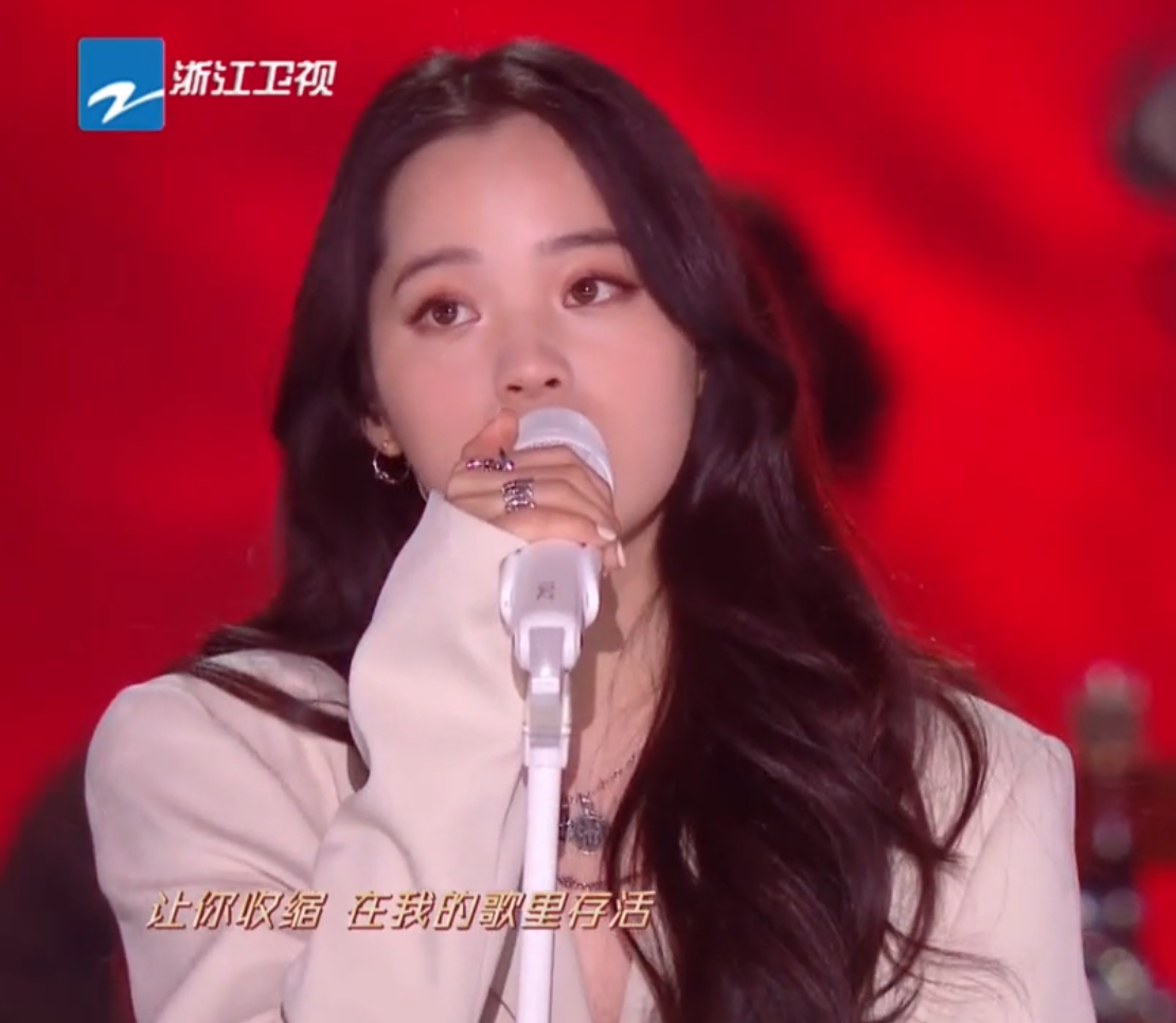 跨年女星集体得罪化妆师，杨幂被嘲像鹦鹉，热