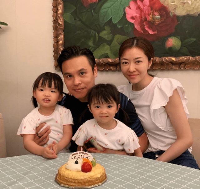 熊黛林老公父亲节晒双胞胎女儿，小姐妹变豪车小模特可爱表白爸爸