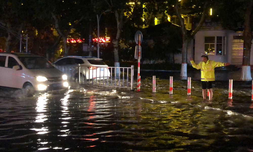 以身测水位 邯郸交巡警雨中帮群众脱离困境