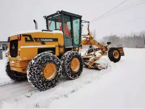 内蒙古喀喇沁旗：争分夺秒除雪抢险