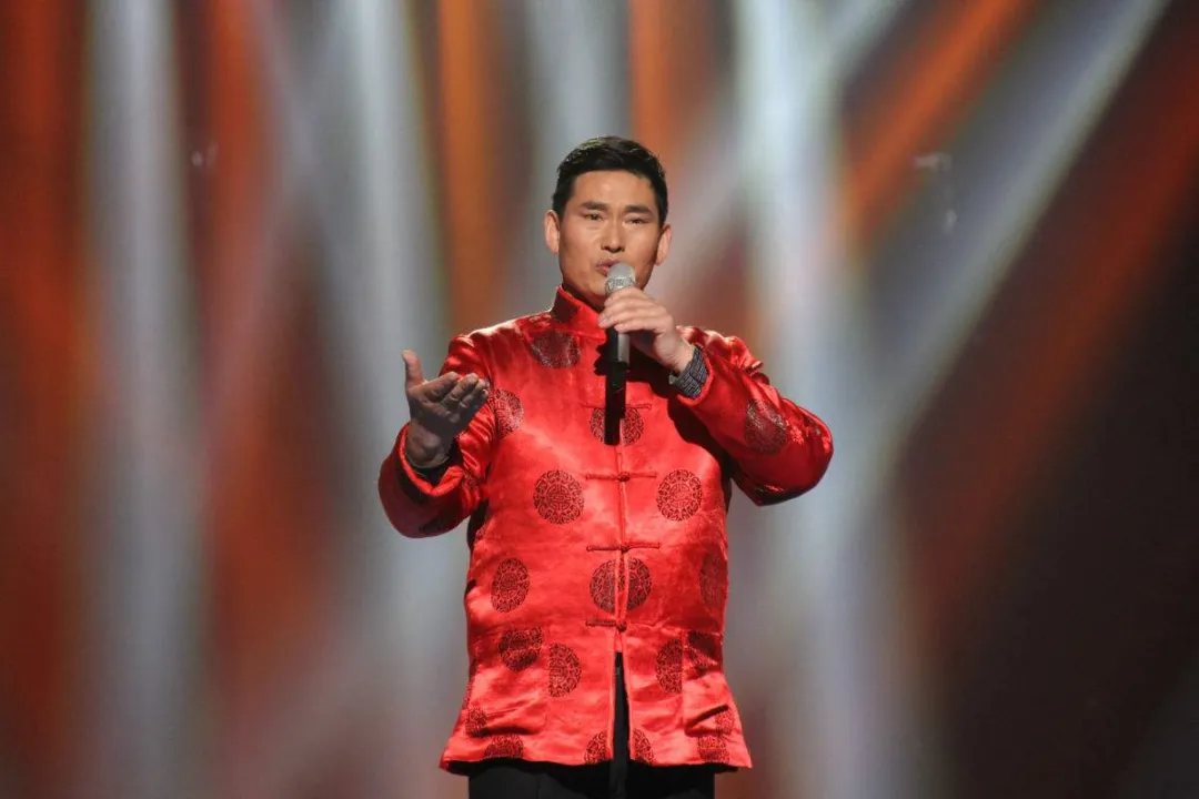 被村民欺负、遭粉丝踹门，充当老好人的大衣哥