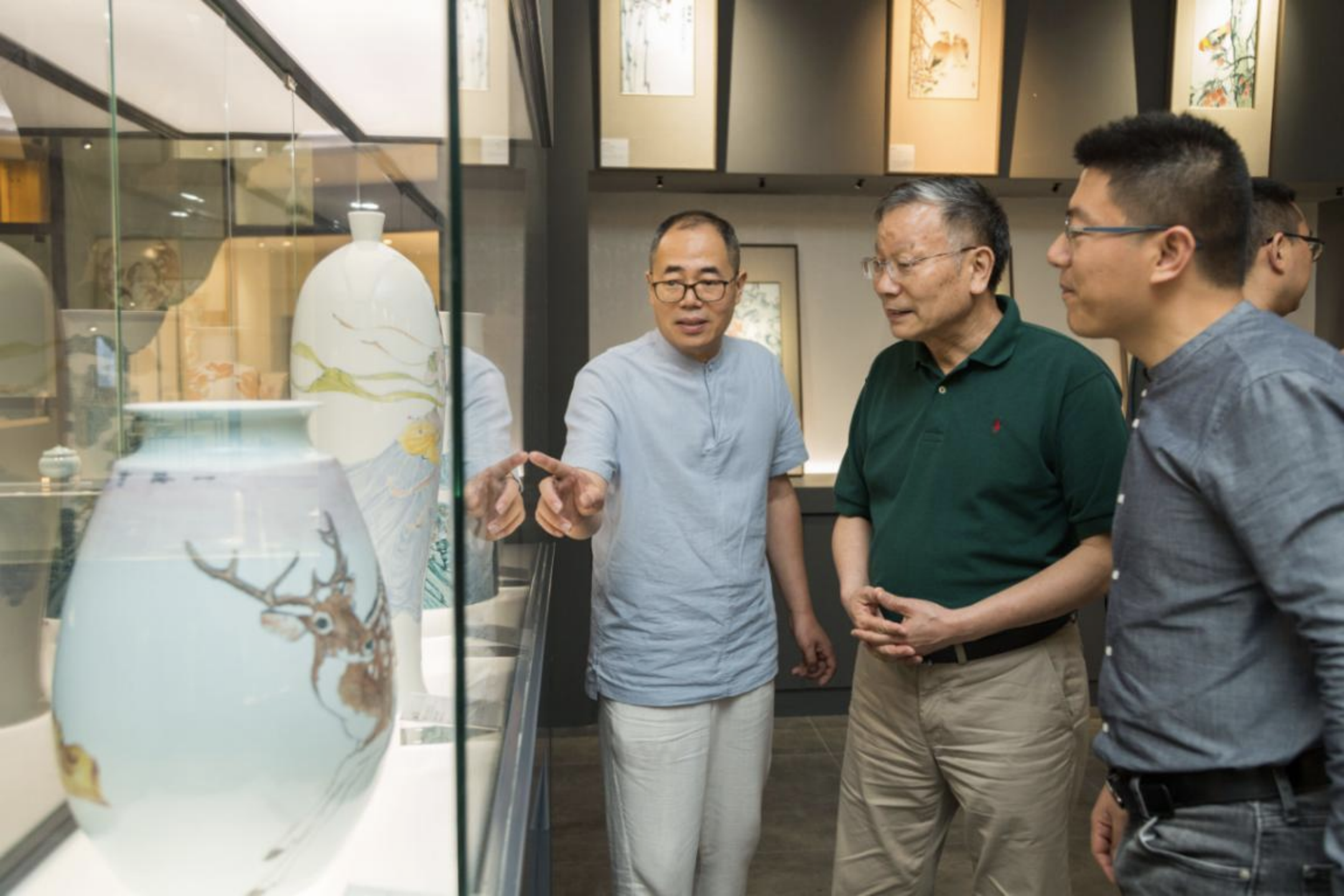 瓷颜茶语携手秉乾《夏之画》闭幕式引领瓷酒文化黄金时代