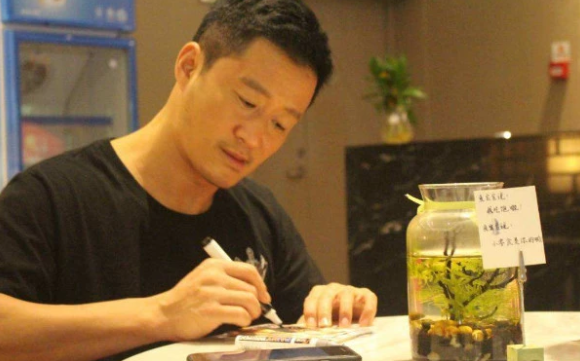 吴京面馆一碗“战狼面”48元，为何没人嫌贵？看到实物明白了