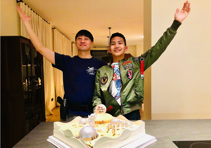 胡軍妻子曬照為兒子慶生，12歲康康身高已超媽媽，帥氣小伙來襲