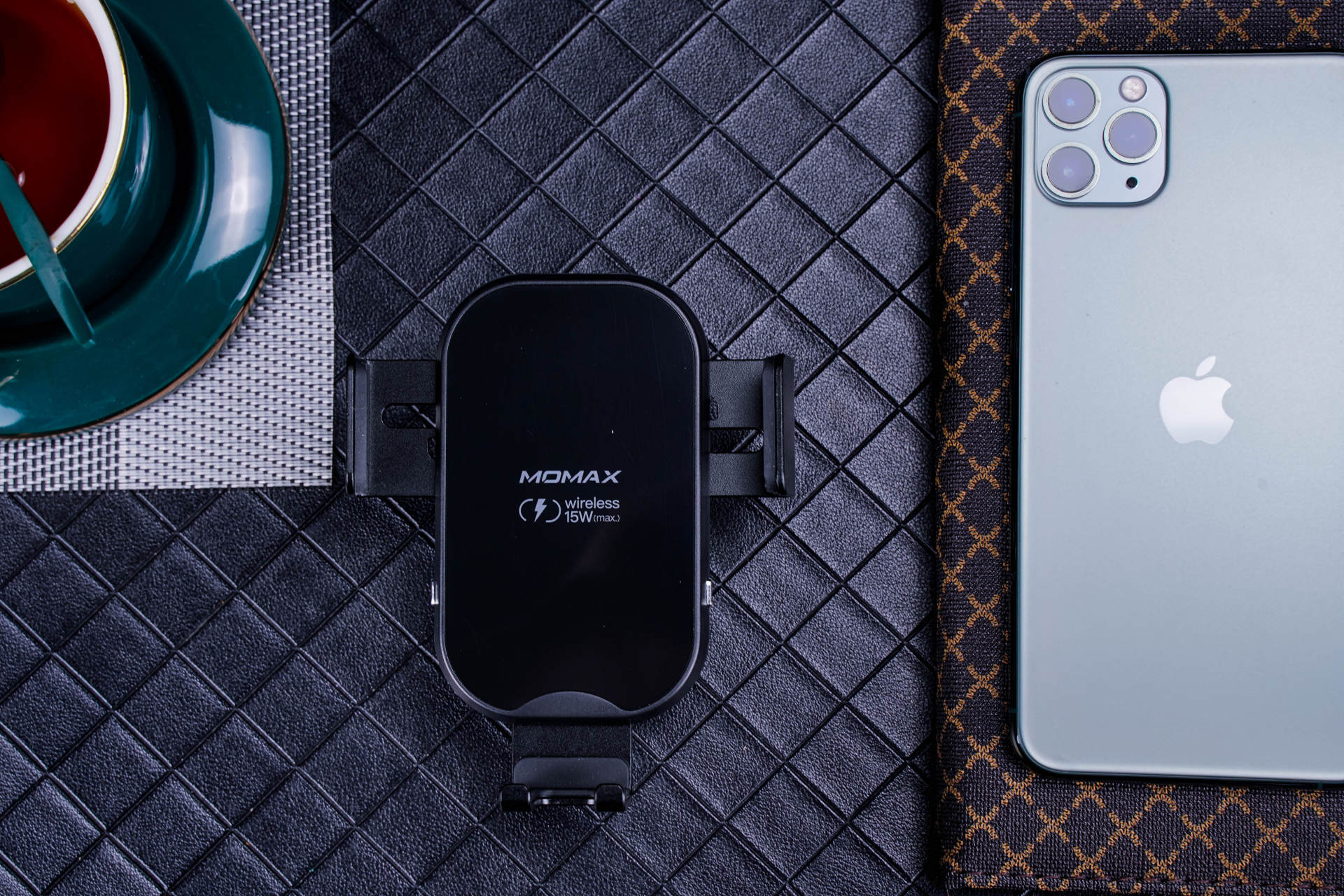 张弛有度，15W快充入手MOMAX摩米士车载无线充电手机支架