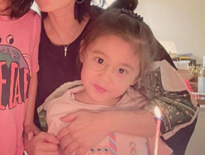 賈靜雯曬照為老公慶生，專門放一家五口照，我卻被戴眼鏡咘咘美到