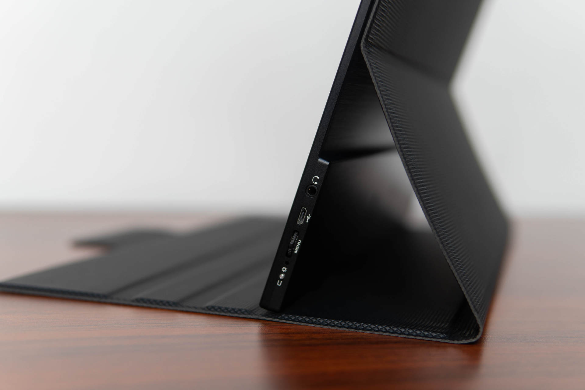 99% P3色域，10bit色深，这真是一块便携显示屏？