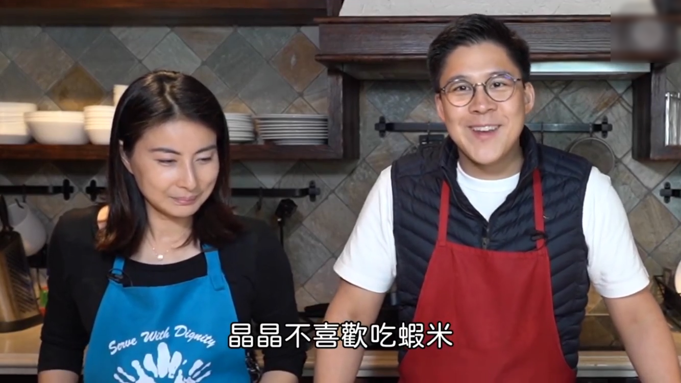 霍啟剛夫婦搭檔做美食，郭晶晶化身小助手，兩人搭配默契盡顯恩愛