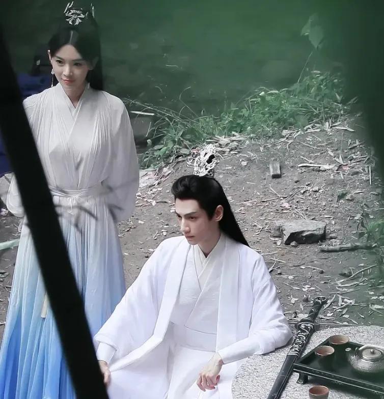 瘦成“纸片人”的5位明星，各有各的辛酸，混娱乐圈怎么那么难