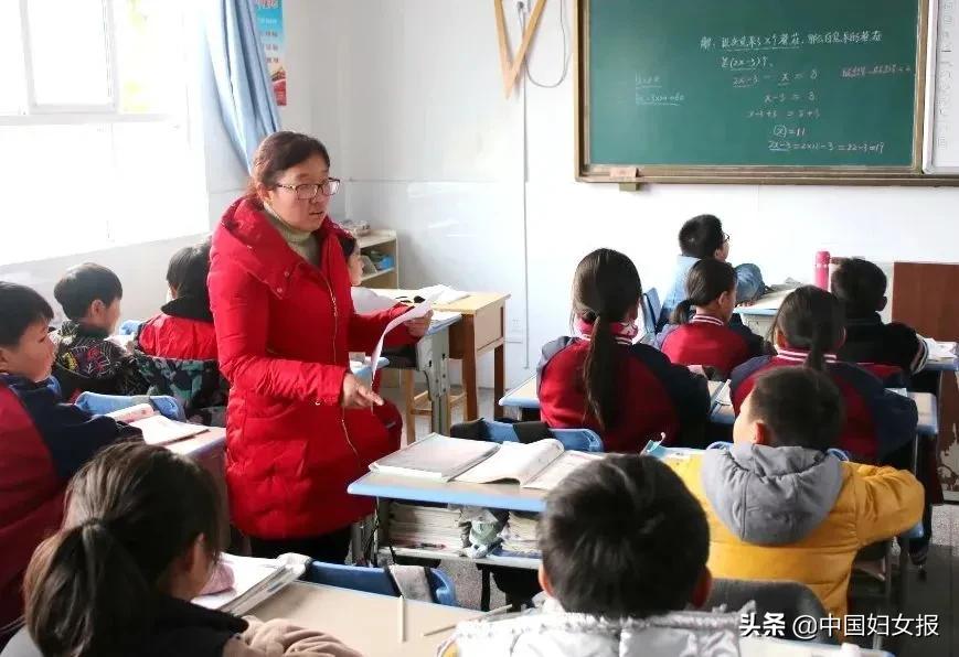 發(fā)現(xiàn)學(xué)生遲到，老師一個舉動救兩人