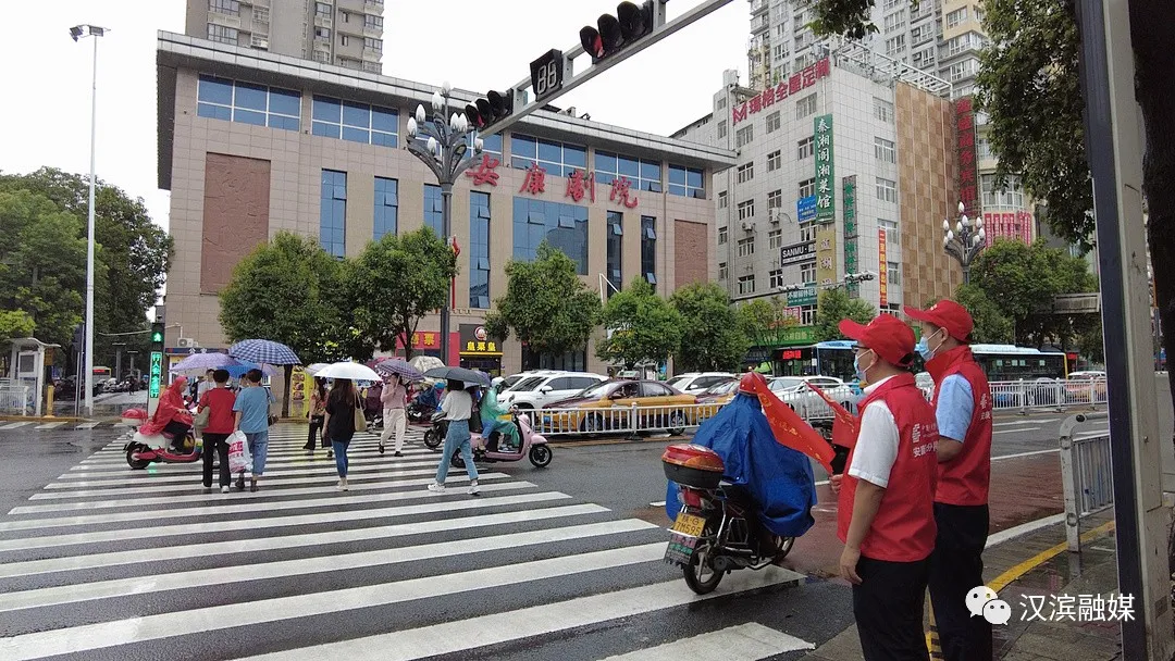 喜迎十四运，汉滨区300名文明交通志愿者在行动