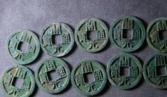 湖北老农家里祖坟冒青烟，专家立刻挖开检查，