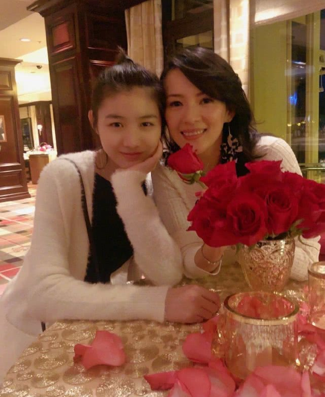 章子怡曬一家四口為繼女慶生，15歲小蘋果化濃妝漂亮又成熟