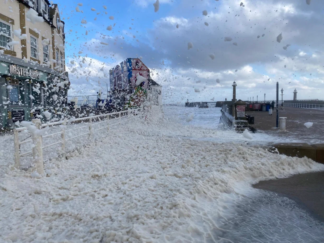 昨天比基尼！今天下雪！英国的天气能有多奇葩？