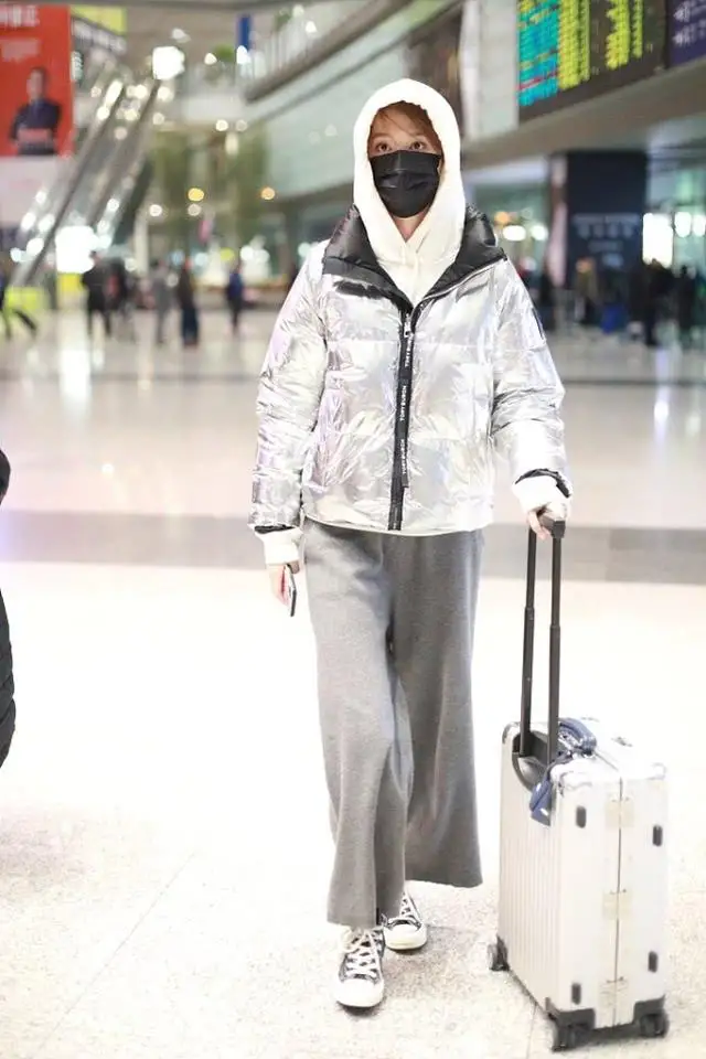 范冰冰不愧是“时尚女王”，紫色西装配针织裤