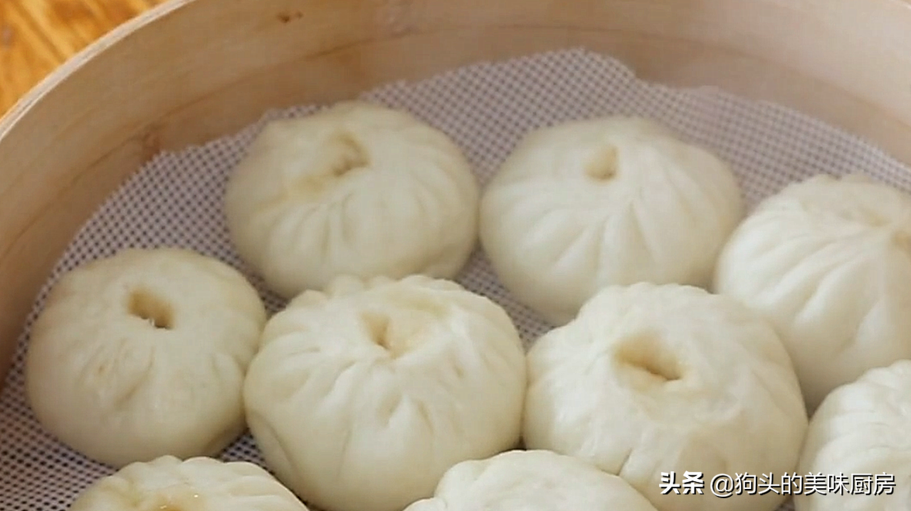 自从学会这样做小笼包，我家隔天蒸一锅，松软鲜美又多汁，太香了