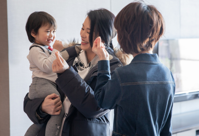 三胎孕媽胡杏兒帶兒子工作，穿著寬鬆巧遮孕肚，單手抱娃臂力足