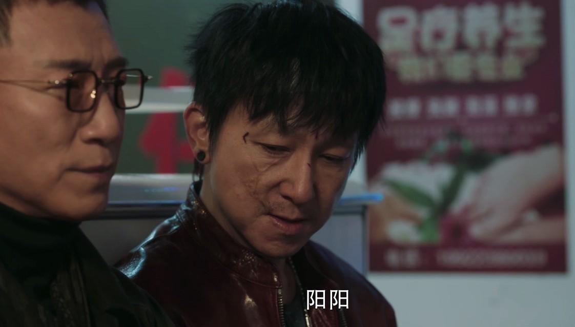 《扫黑风暴》剧组晒庆功宴，戏外的孙兴和徐英子，温馨合照引争议
