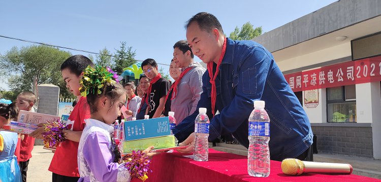 留守孩子：兴高采烈过六一