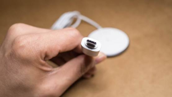 iPhone 12最佳Magsafe充电备选——努比亚无线充电器