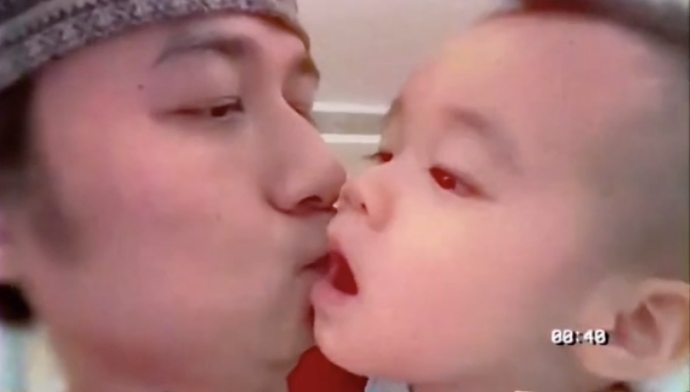 古巨基晒与儿子亲吻合集，庆祝49岁生日，化身超级奶爸太粘人