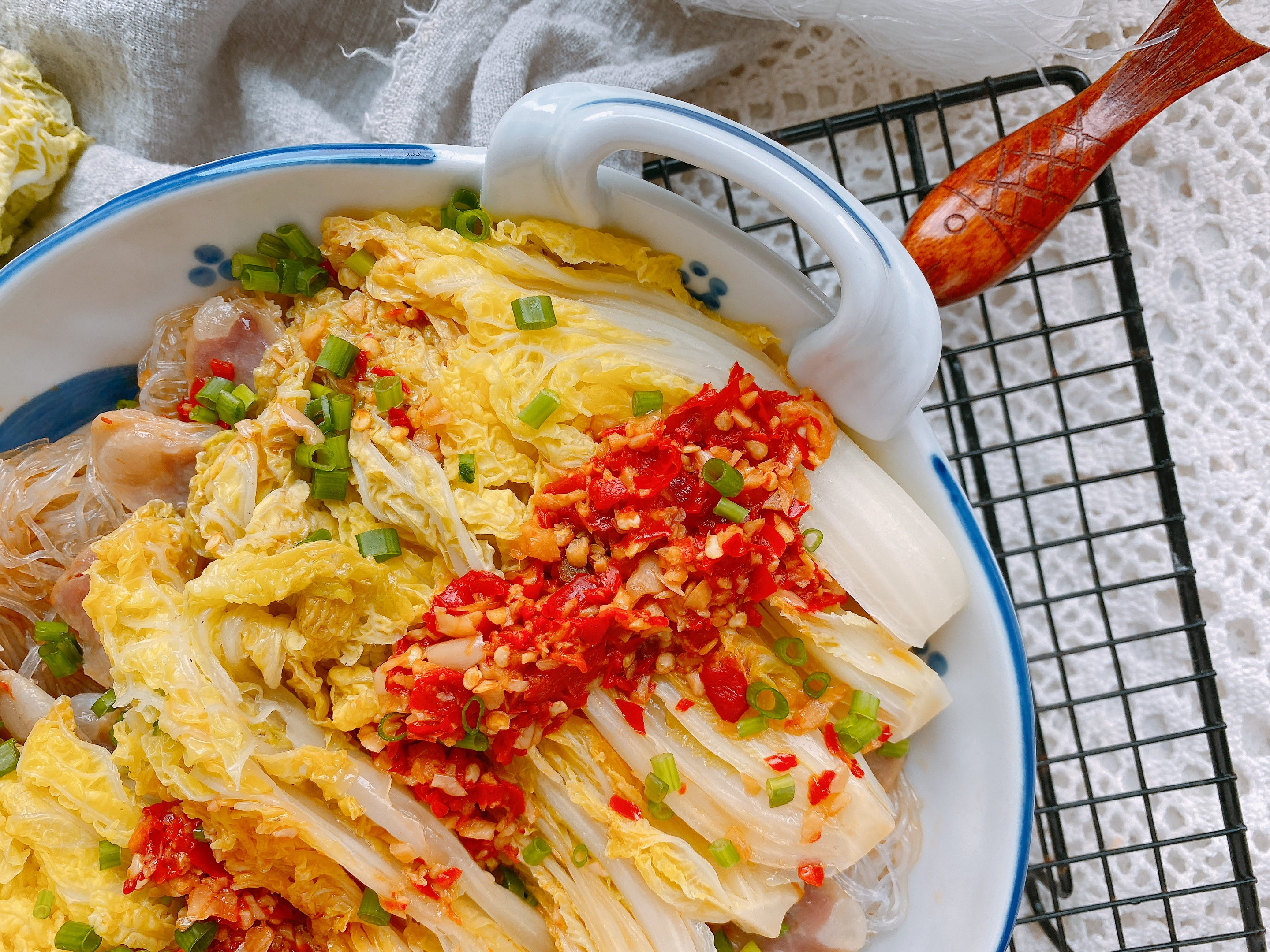 蒜蓉粉丝娃娃菜的家常做法，口感鲜甜，好吃不长胖，10分钟就上桌