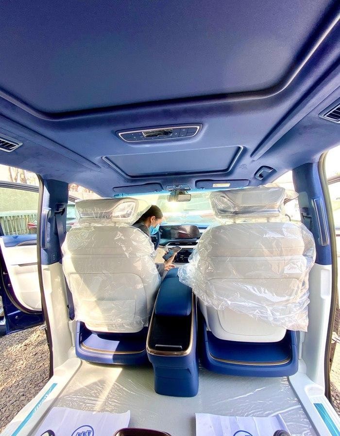 内饰方面,新车采用了``月亮白 ``深蓝色的配色方案,大面积的柔软