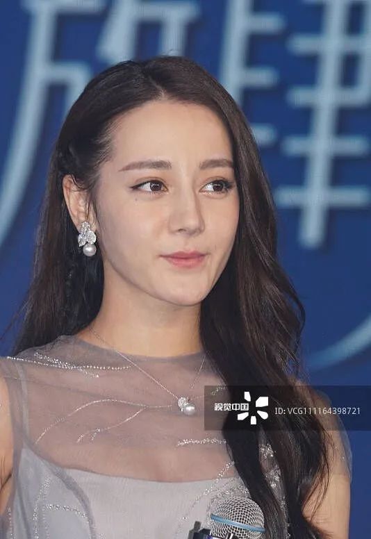 迪丽热巴新剧开播，被吐槽妆容显老，颜值不如女二张馨予？