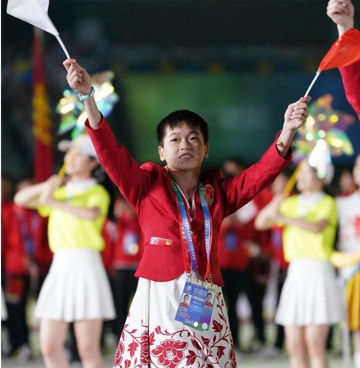 现场比心！全红婵亮相开幕式又成焦点，可爱值拉满人气直追朱婷