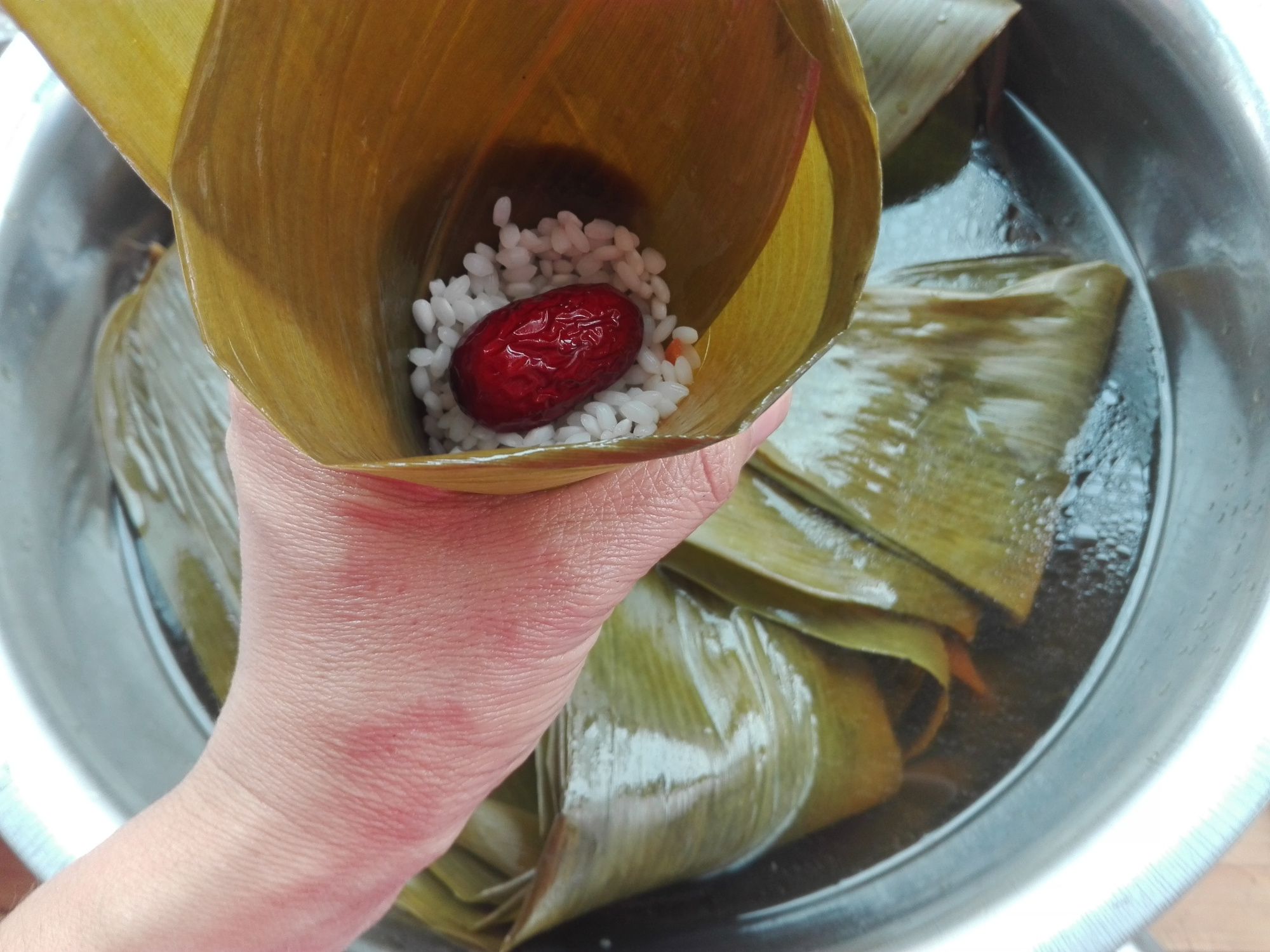 端午節，曬一下我家包粽子，多種包法，無任何添加劑，簡單又好吃