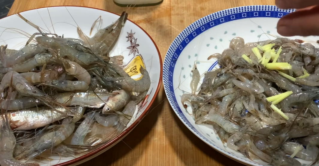 Two ways to eat a plate of river prawns, delicious and delicious.