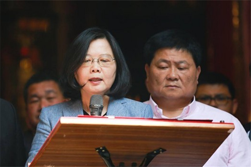 蔡英文�穿龍袍�，真�獨裁�