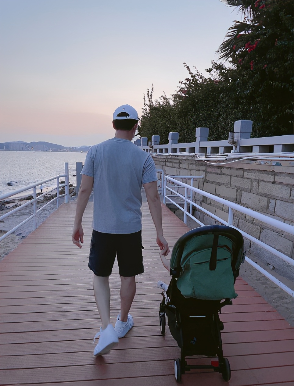 网友咒骂林峯女儿“早死早超生”，张馨月忍无可忍怒斥对方不是人