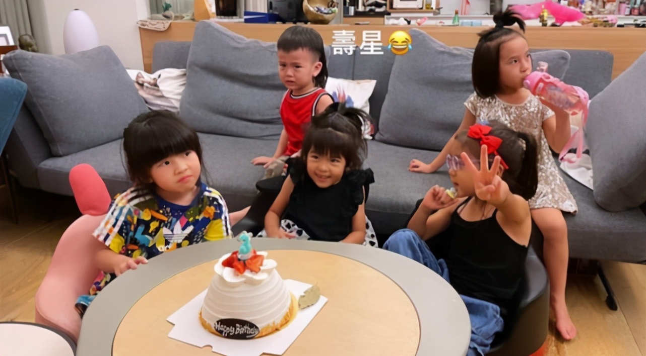 賈靜雯帶女兒們聚會，波妞變小吃貨，為吃蛋糕擠走壽星坐C位萌翻