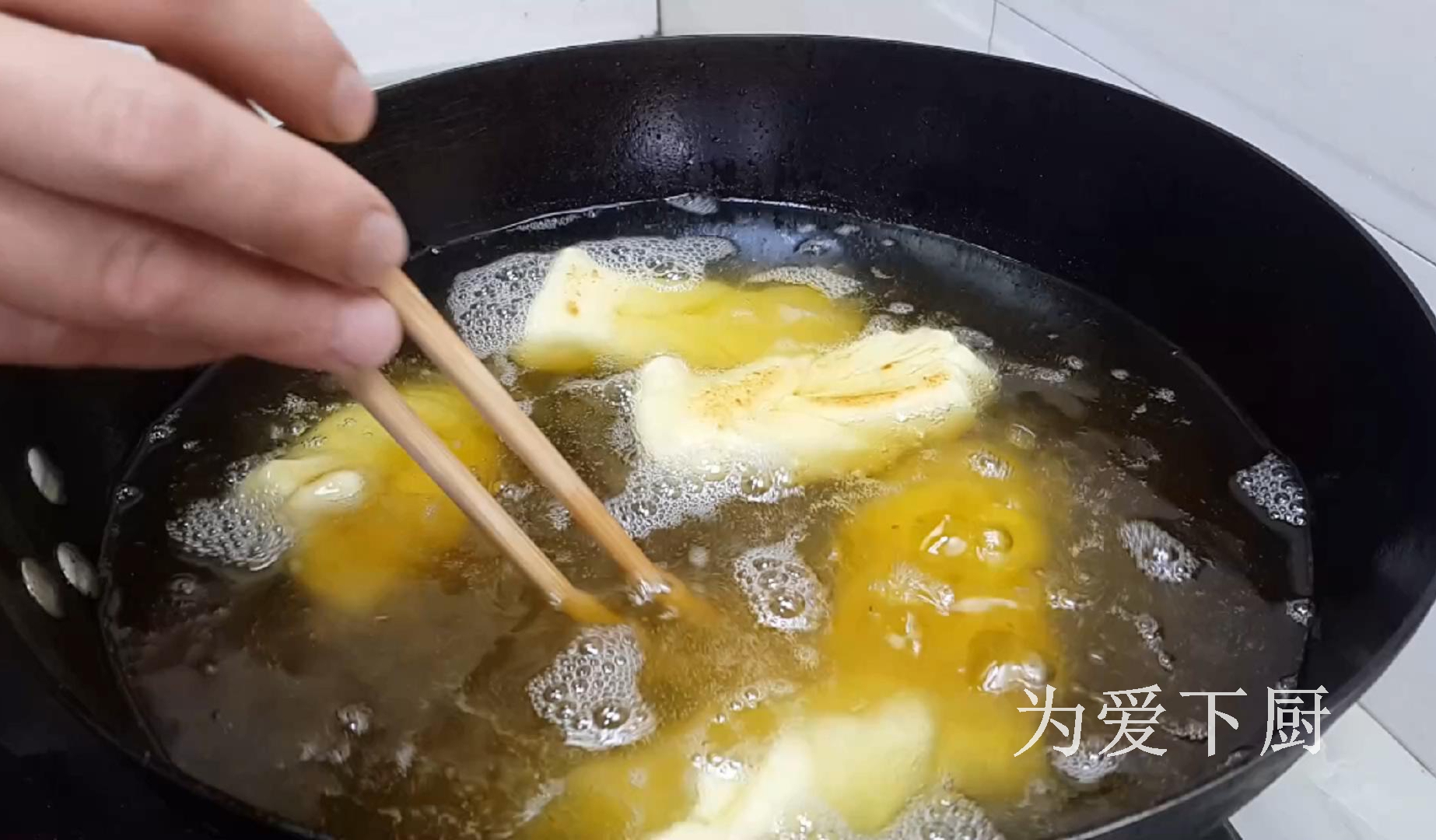 2個雞蛋，半斤麵粉，鍋裡炸一炸，鬆軟又香甜，比麵包油條還好吃