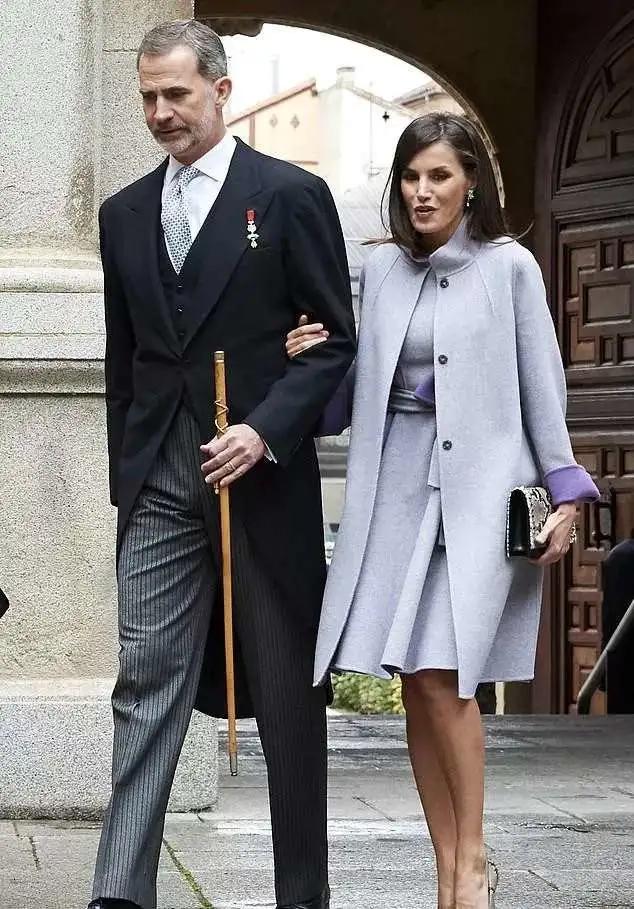 4、50歲女性穿大衣少配打底褲，學西班牙王後這樣穿，優雅高級